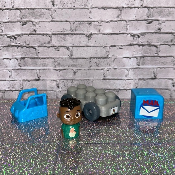 CoComelon Build A Car CODY MAIL TRUCK Toy 4 Piece Building Set - Picture 7 of 15